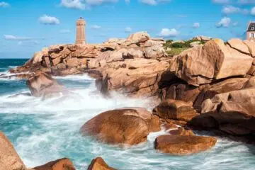 Une plage rocailleuse de Bretagne