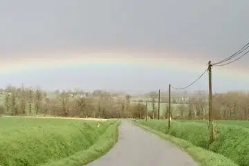 Un arc en ciel en printemps dans la région de Bretagne