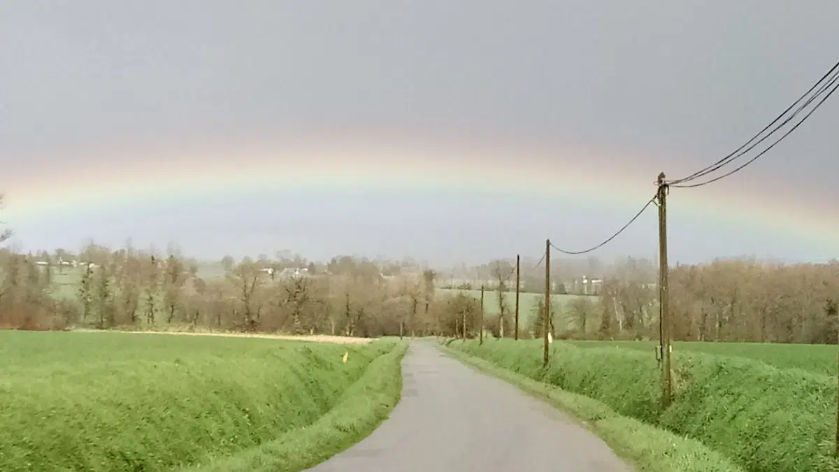 Un arc en ciel en printemps dans la région de Bretagne