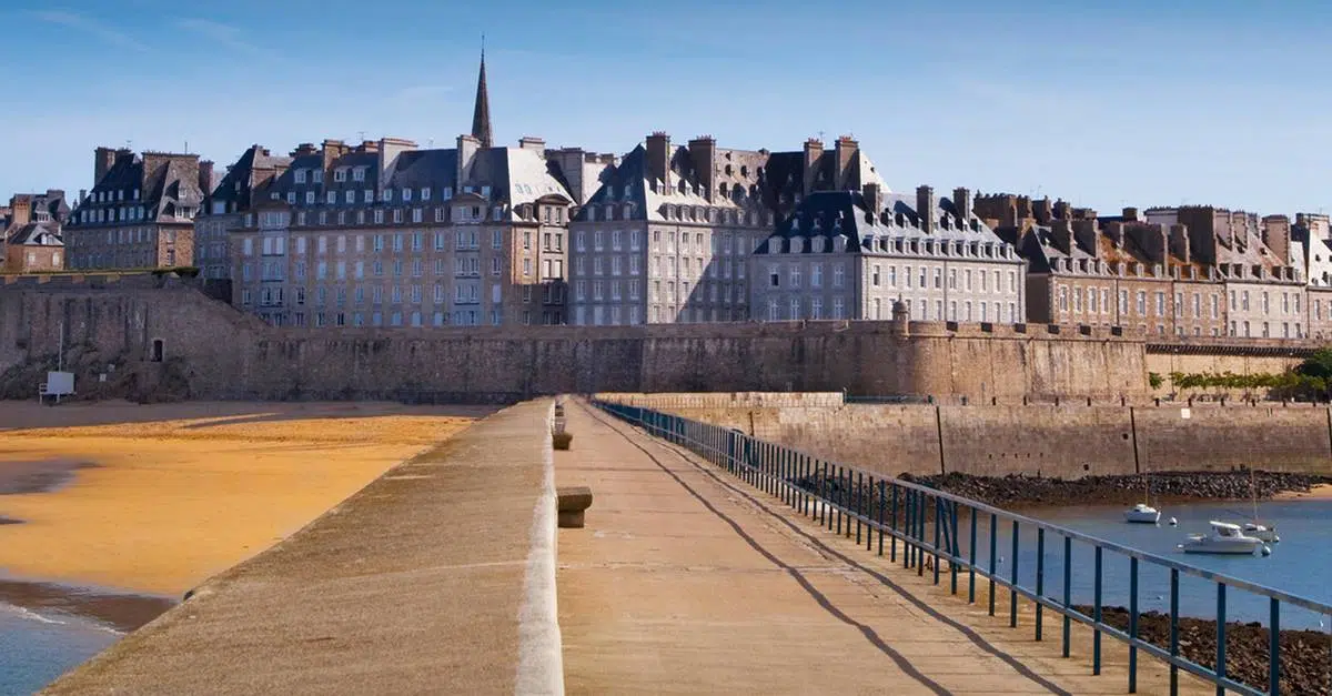 La façade principale de la cité Saint-Malo