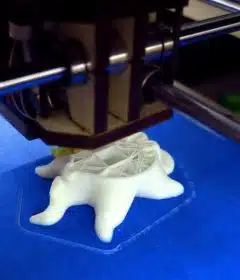 imprimante 3D en plain travail avec de la matière plastique ABS