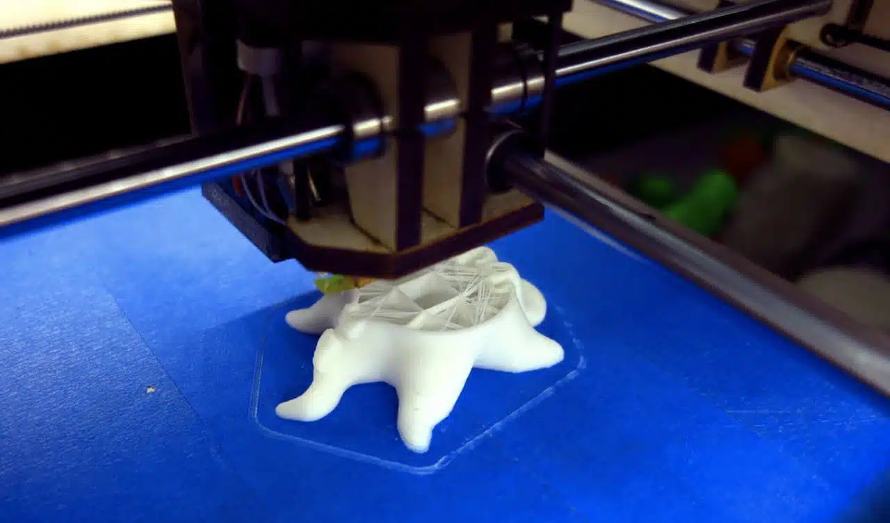 imprimante 3D en plain travail avec de la matière plastique ABS