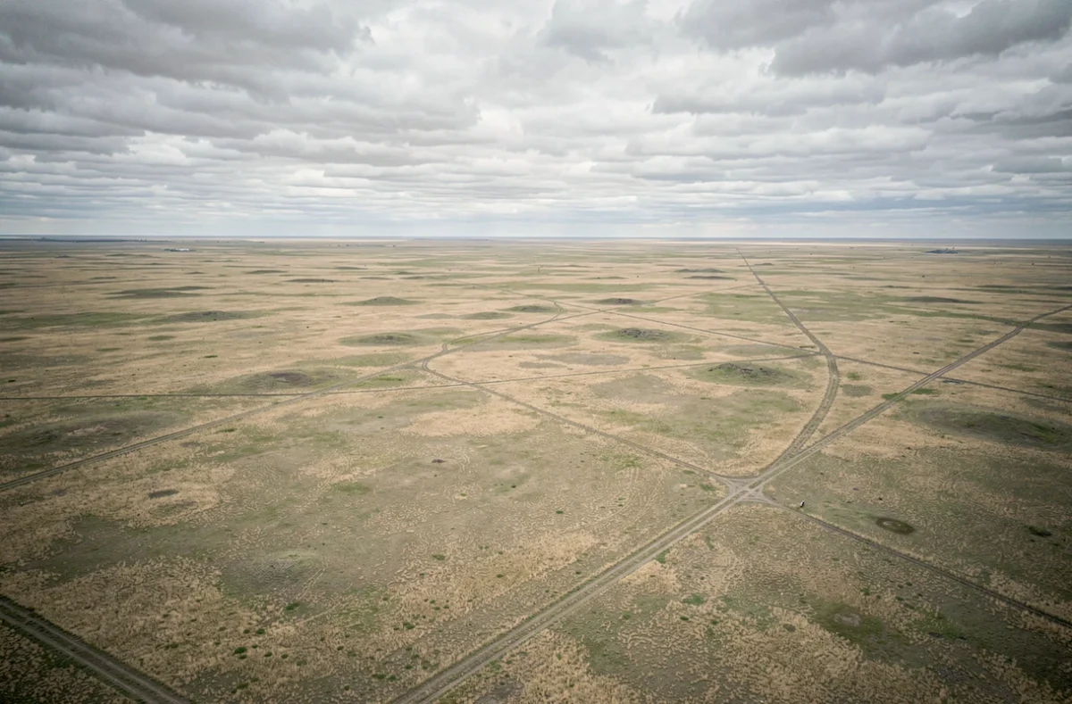 Paysage de steppe immense évoquant la vastitude territoriale des plus grands pays du monde